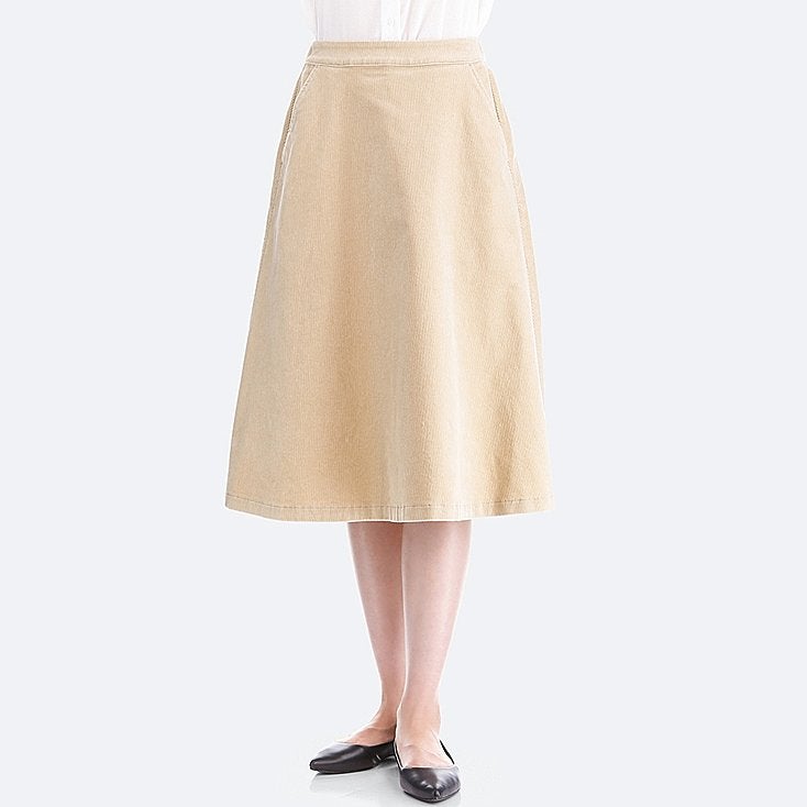 Falda midi color beige de Uniqlo. Precio: 29,90 euros.
