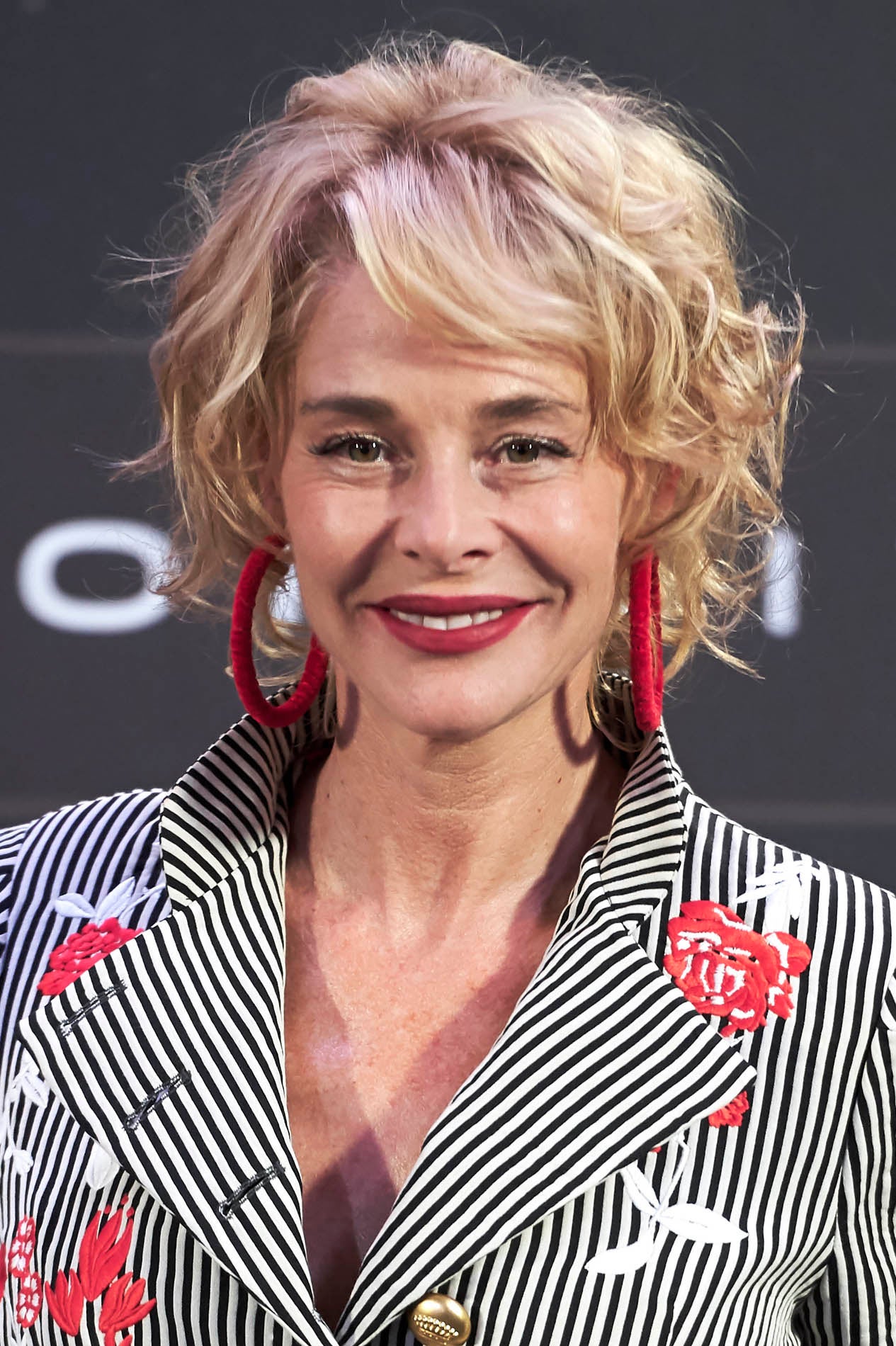 Espléndida, Belén Rueda a sus 52 años. La actriz se atreve con labios rojos y acabado mate que contrastan con su piel muy natural.