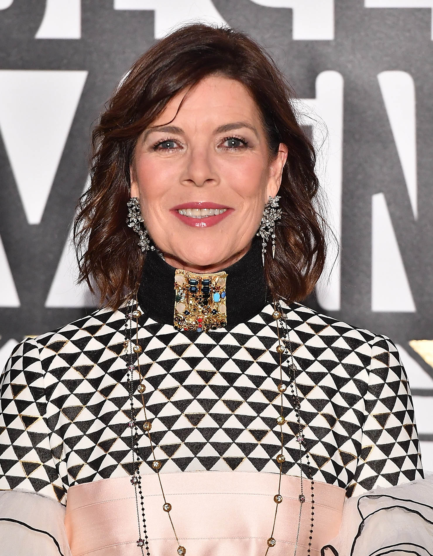 La princesa Carolina de Mónaco (60 años) con una piel uniforme y acabado aterciopelado y un maquillaje muy luminoso, con gloss en los labios y sombras claras en los ojos.