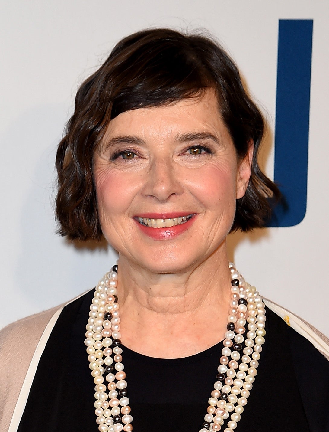 A sus 65 años, la actriz Isabella Rossellini ha vuelto a ser imagen de Lancôme. Su maquillaje es muy fresco y luminoso, con labios rosas y eyeliner negro.