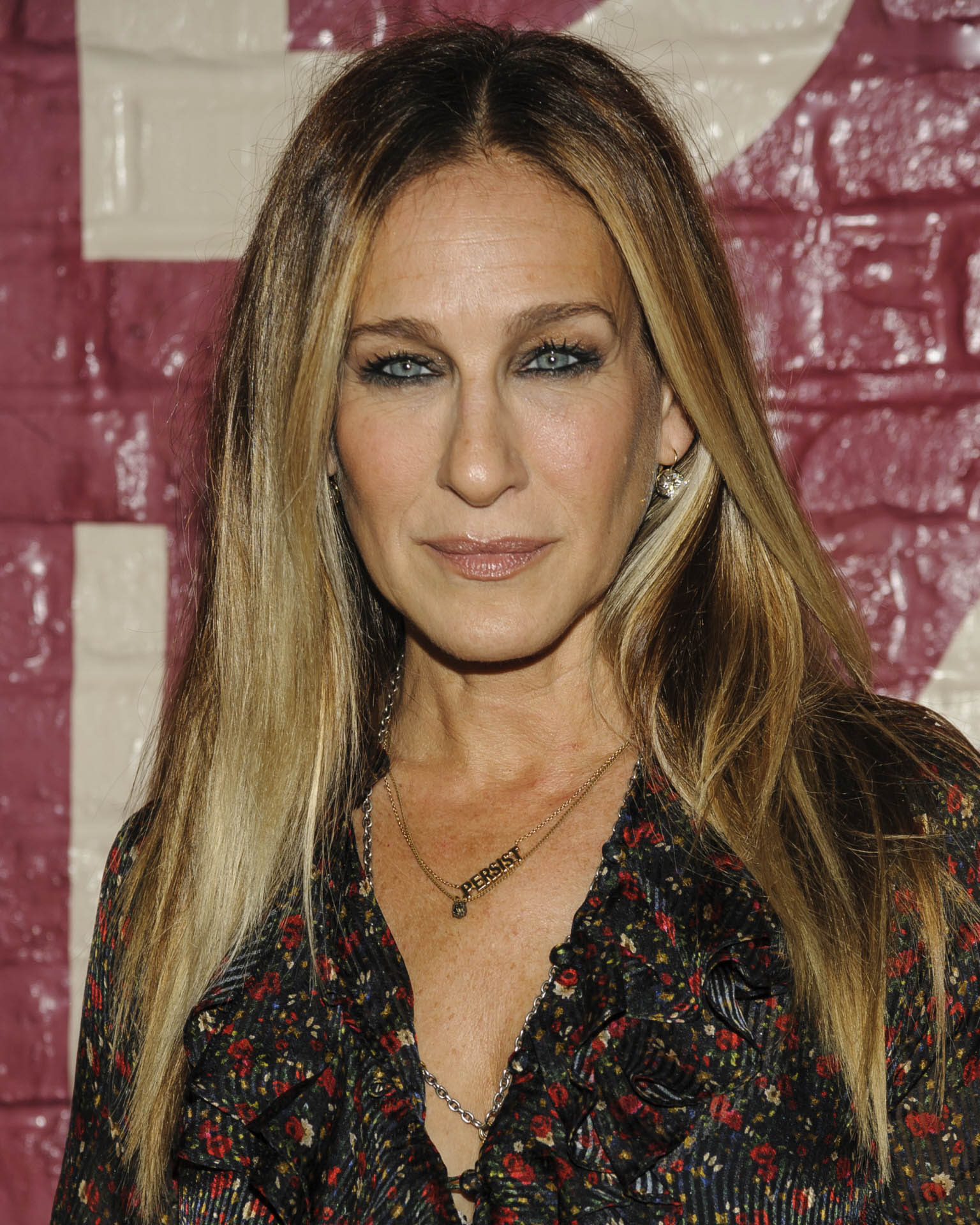 La actriz Sarah Jessica Parker apuesta por maquillajes que centran la atención en su mirada, con ahumados, eyeliner y máscara de pestañas. En los labios, siempre tonos neutros y discretos.