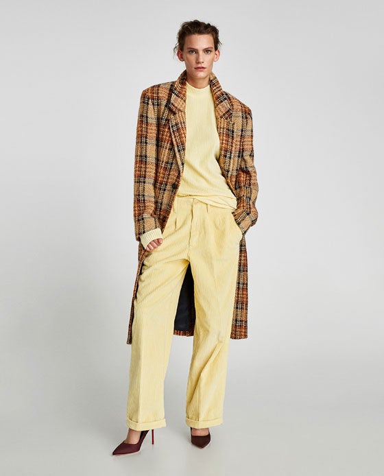 Pantalón de pana color amarillo de estilo masculino de Zara. Precio: 39,95 euros.