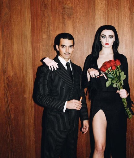 Joe Jonas y Sophie Turner han querido disfrazarse de la familia Addams, más concretamente de Morticia y Gomez Addams. Un poquito de miedo sí que dan...