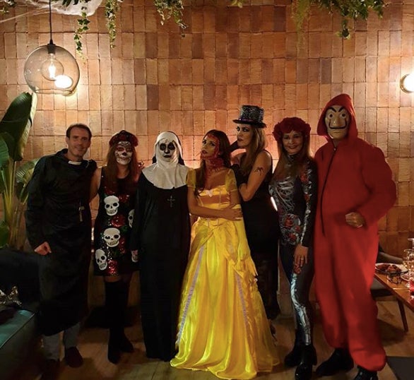 Cuidado con Bella, que da un poquito de miedo... Paula Echevarría ha elegido a esta princesa Disney para Halloween. ¿Será su favorita?