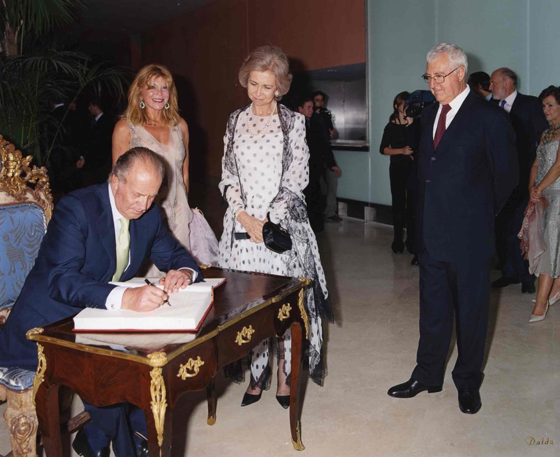 Los hoy Reyes Eméritos, firmando en el libro de personajes ilustres del Thyssen.