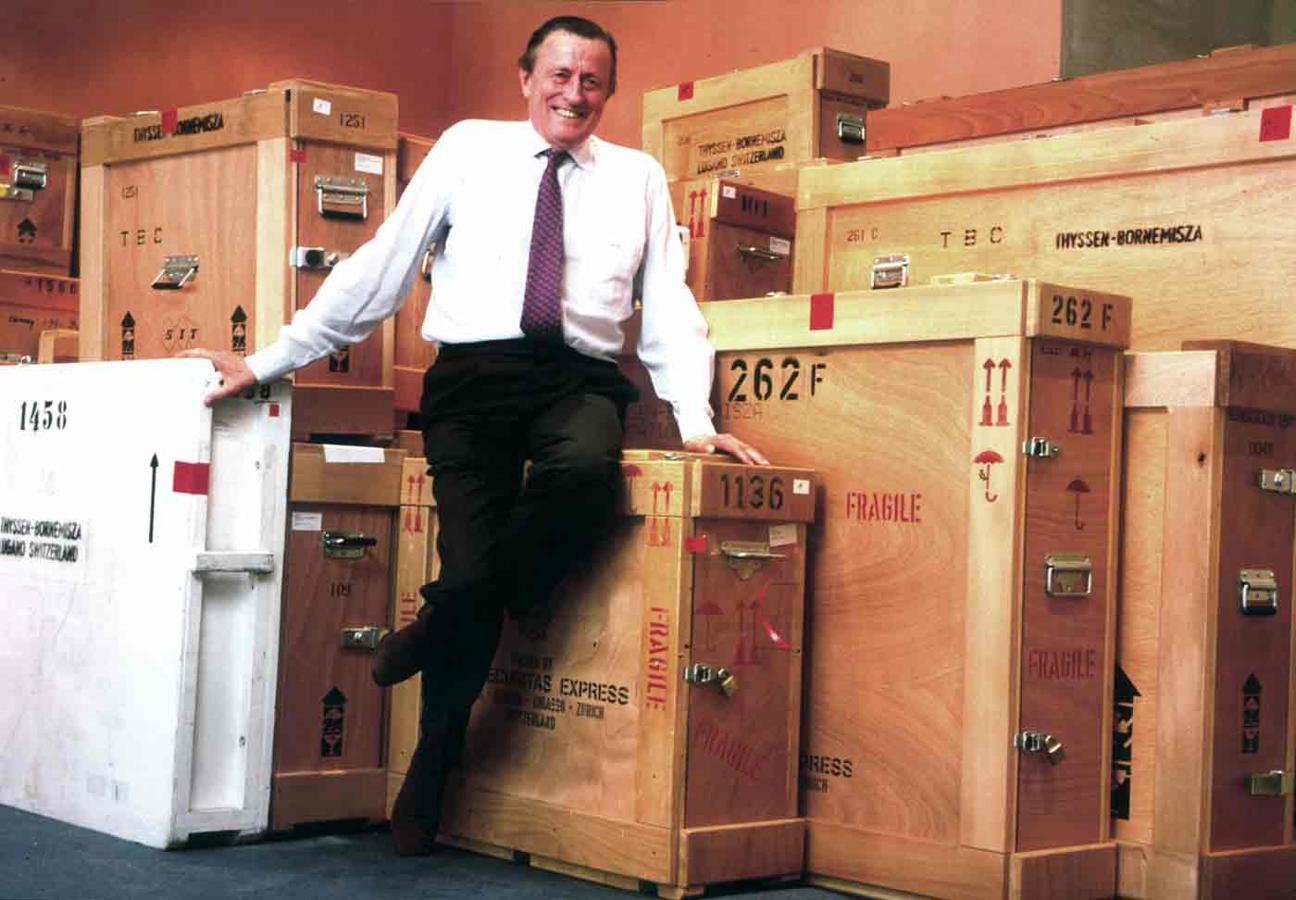 El barón Thyssen posa junto a varias cajas con cuadros que iban a ser expuestos en el Thyssen.
