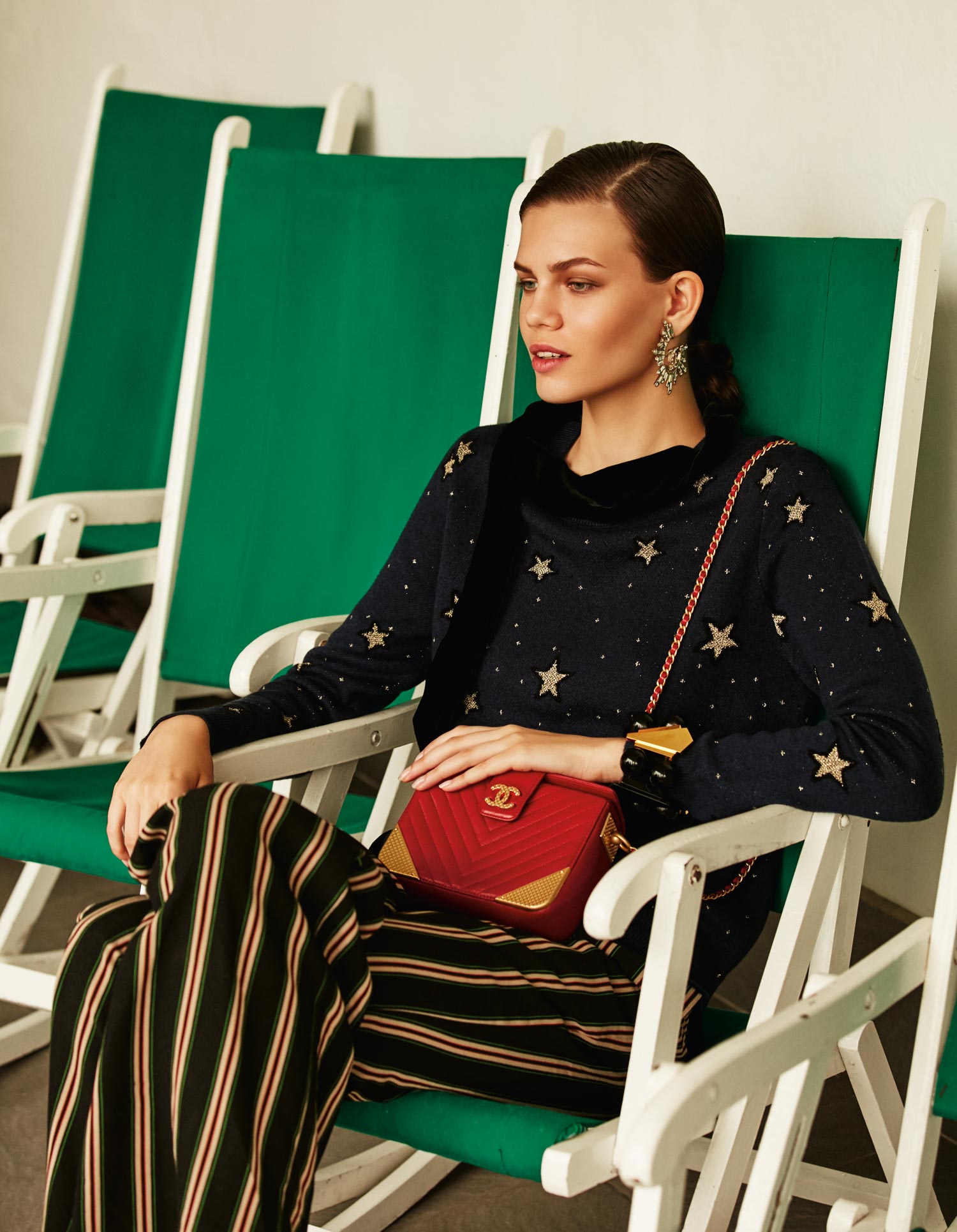 Jersey con estampado de estrellas, de El Corte Inglés y pantalón de Malìparmi. Los pendientes y el bolso son de Chanel; el fular, de Elisabetta Franchi; y el brazalete, de Catalina D´Anglade.