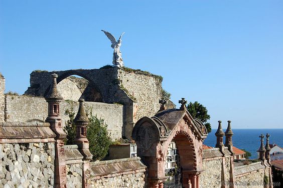 Es uno de los camposanto más interesantes de España. Recibe a miles de turistas cada año ya que la figura del ángel se ha convertido en todo un símbolo de la ciudad de Comillas. Además, ha sido escenario de rodaje de varias películas.