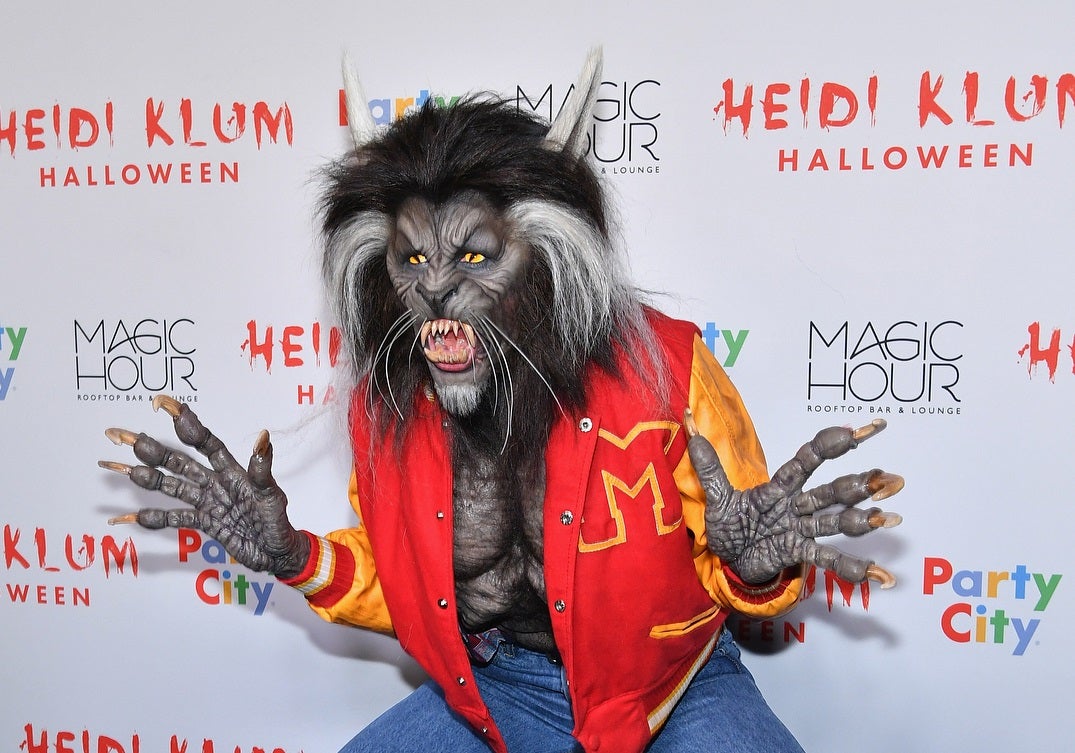 ¿La reconoconocéis? ¡Es Heidi Klum! Estamos flipando con el pedazo de disfraz. ¡Un 10!