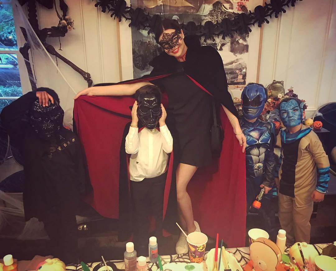 La modelo Miranda Kerr rodeada de niños.