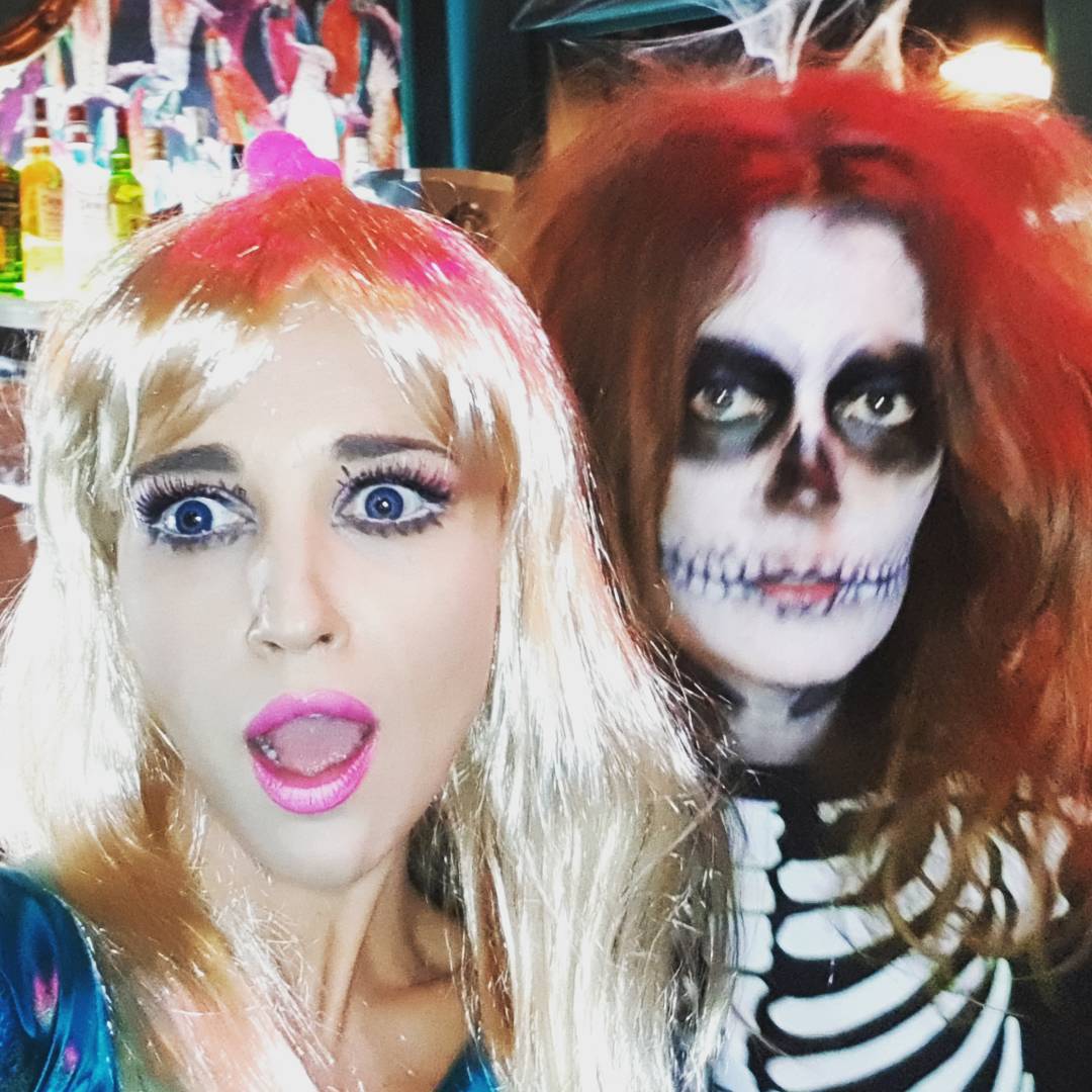 Paula Echevarría como Barbie junto a una amiga.