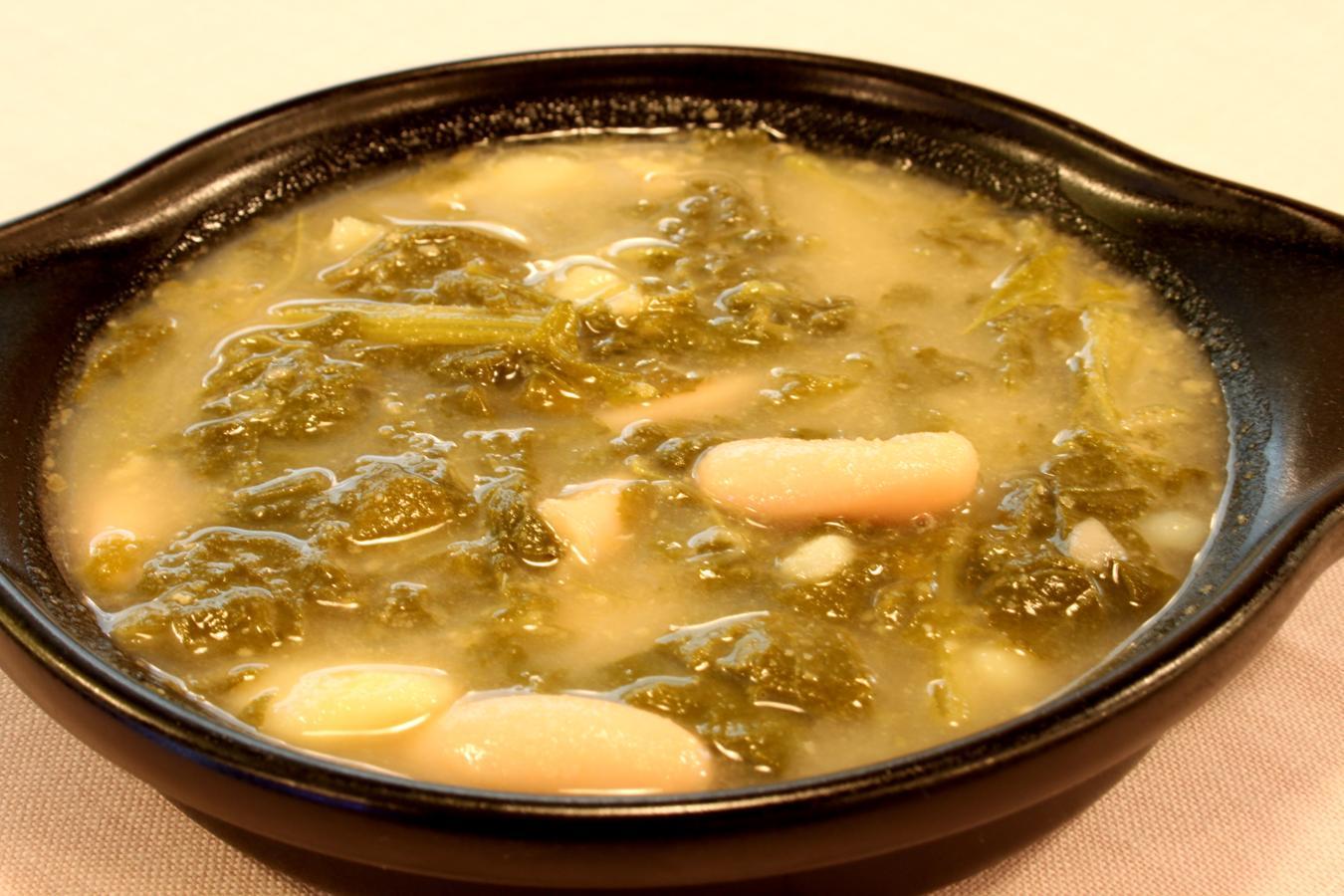 La receta tradicional indica que es un caldo "enxebre" de patatas, judías, verduras y unto de cerdo rancio. ¿Dónde? En O'Recanto (Avda. de Somosierra, 18, SS.RR).