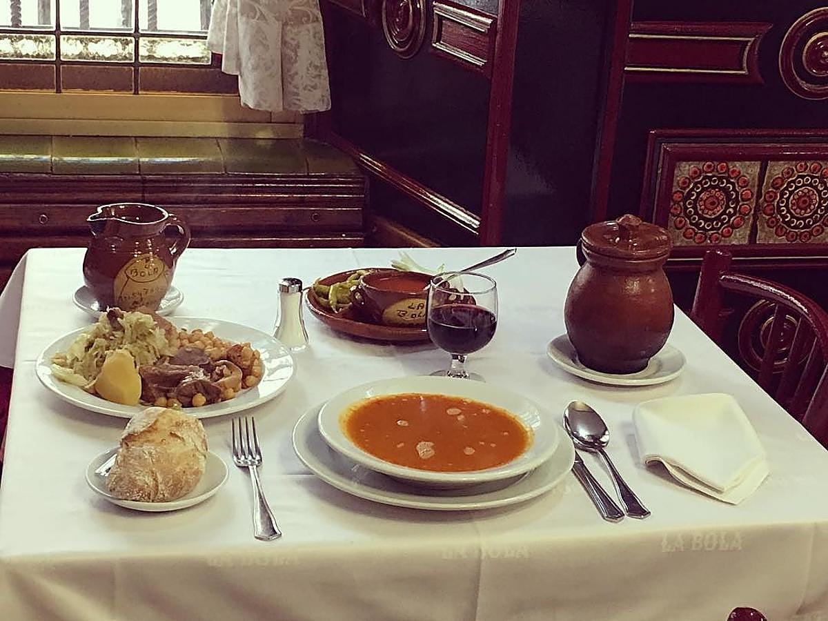 Después de 4 horas a fuego lento, olvidamos los remordimientos de las calorías y tomamos el cocido de La Bola en tres vuelcos (sopa, garbanzos y 'sacramentos' de la carne).