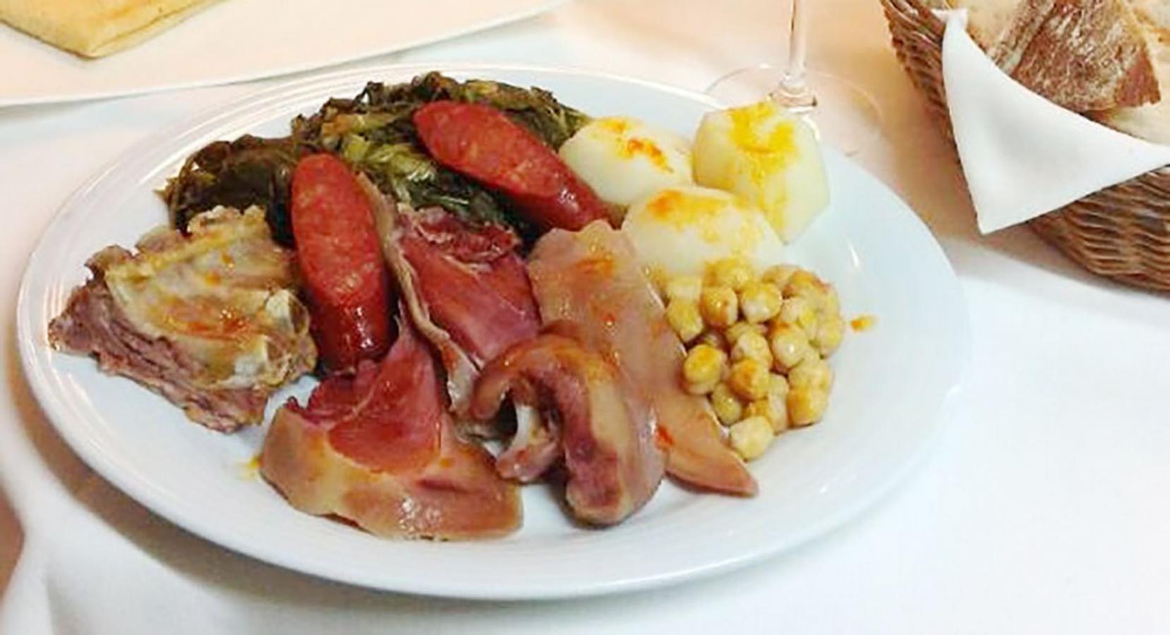 Parecida al caldo gallego, incluye sopa, lacón, chorizo, grelos, patatas y, a veces, costilla y oreja de cerdo. ¿Dónde? En Manolito (c/ Santiago Rey Fernández Latorre, 116, A Coruña).