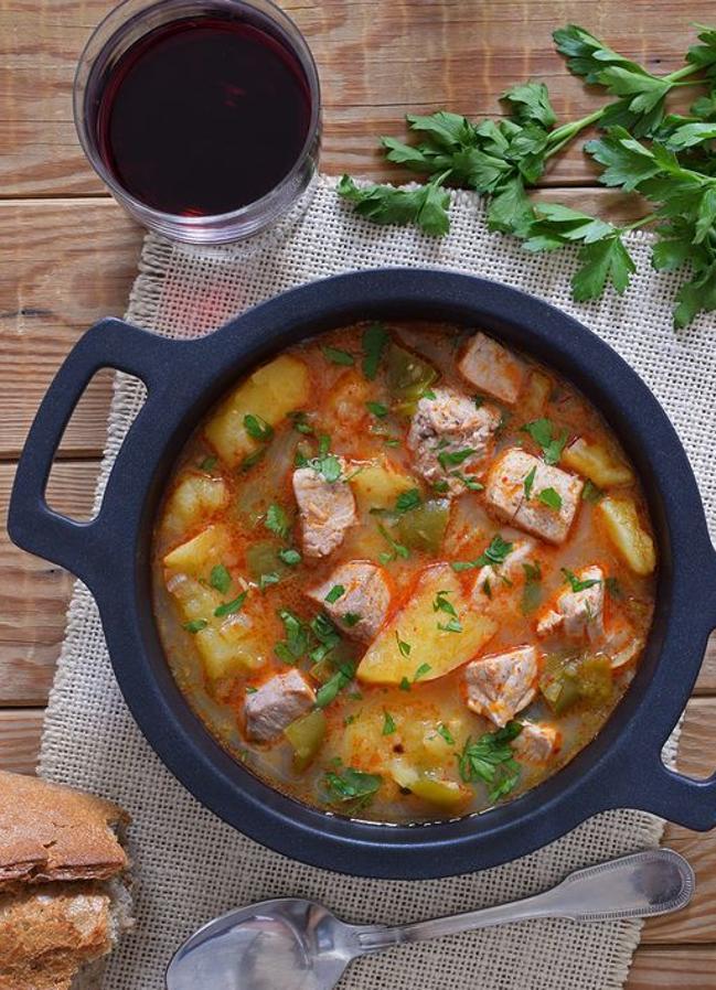 La mejor tradición marinera, resumido en un plato de cuchara completo y delicioso. ¿Dónde? En la Cofradía de Pescadores de Fuenterrabía (Calle Zuloaga, 12).