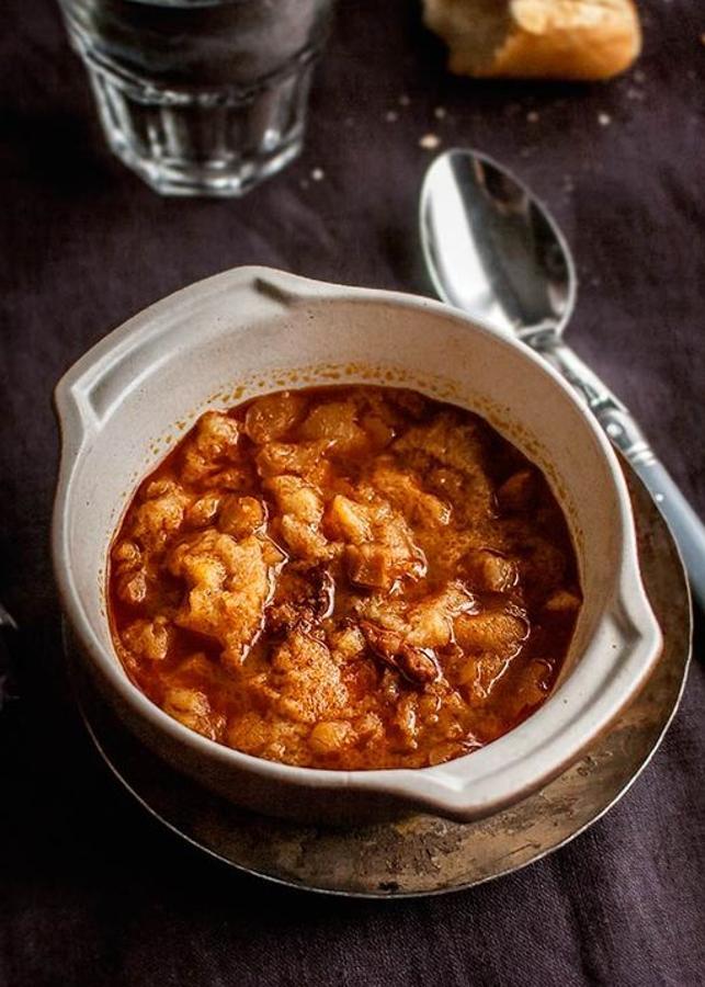 Obra maestra de la 'cocina pobre' española, la sopa castellana o sopa de ajo es el equivalente invernal del gazpacho o el salmorejo. ¿Dónde? En Casa Aurelio (Calle Sinagoga, 6, Toledo).