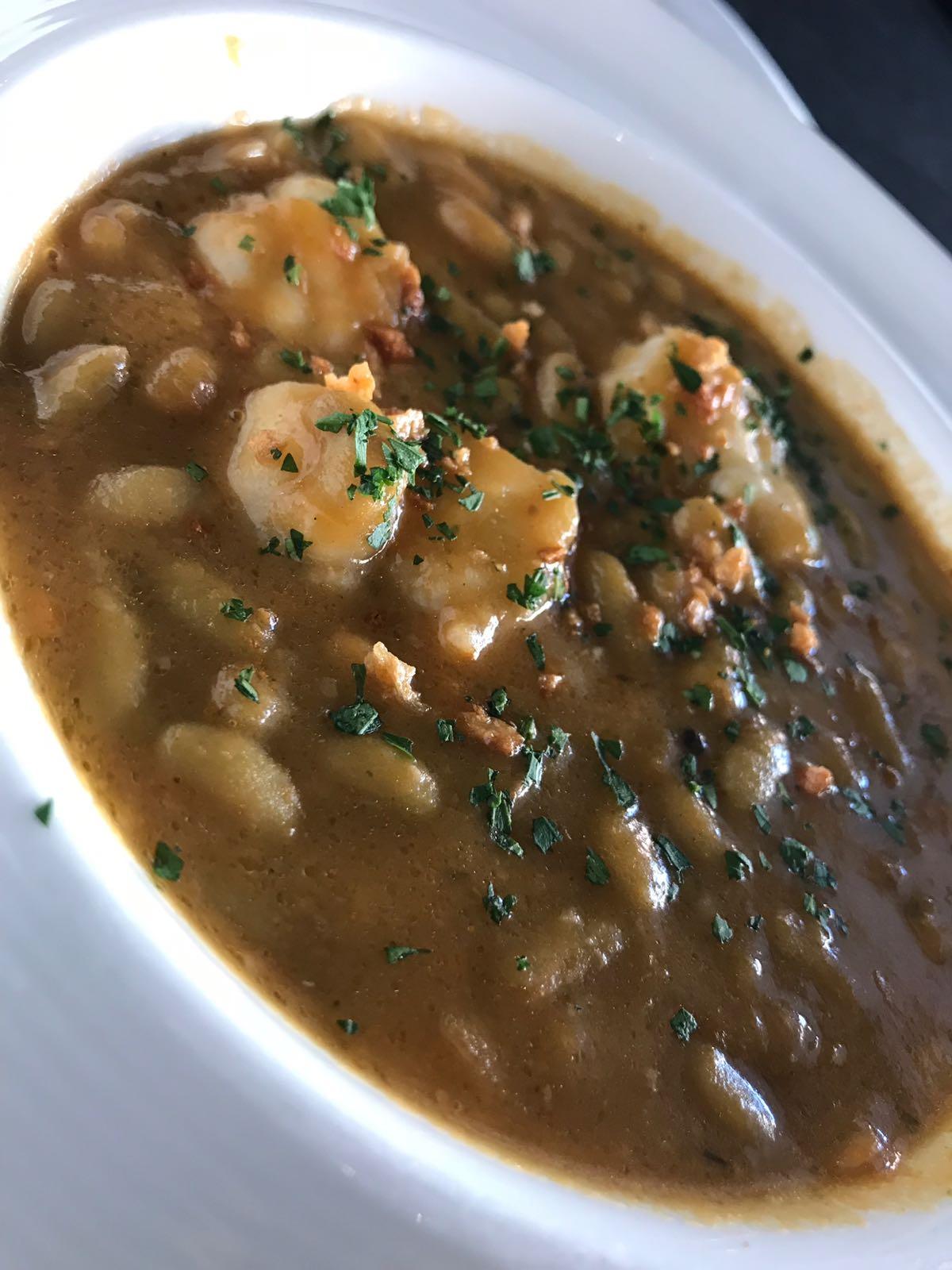 La cocina tradicional asturiana es mucho más que fabada y cachopo. Este plato de verdinas con pixín (rape) lo demuestra. ¿Dónde? En Restaurante El Trasgu (Calle Cudillero, 2, Torrelodones).