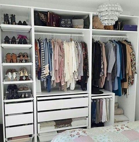 Renueva el armario. ¿Pero de verdad que todavía no has hecho el cambio de armario? Es el momento perfecto para que inviertas la tarde en dejarlo colocado y con las nuevas cosas que te vas a poner este otoño e invierno.