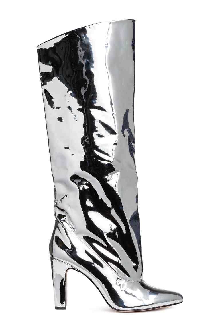 Botas hasta la rodilla y de charol de H&M por 69,99 euros.