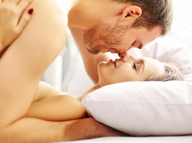 Intimida con tu persona especial. ¿Sabías que la lluvia es un potenciador del sexo? Es el momento perfecto para que paséis una tarde inolvidable.