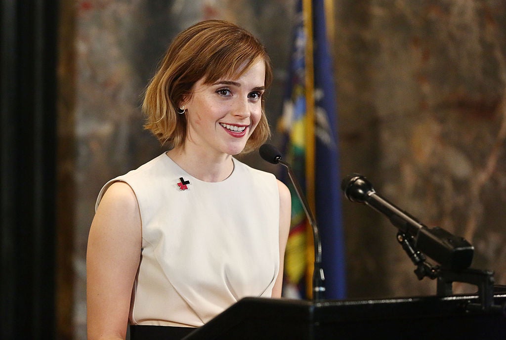 El mundo de los famosos, Emma Watson es todo un ejemplo a seguir gracias a sus movimientos feministas. Además de dar voz a todas las mujeres del mundo en cuanto a igualdad de género, es Embajadora de la Organización de Naciones Unidas. En la foto, Emma Watson se encuentra celebrando el Día Internacional de la Mujer, junto a HeforShe.
