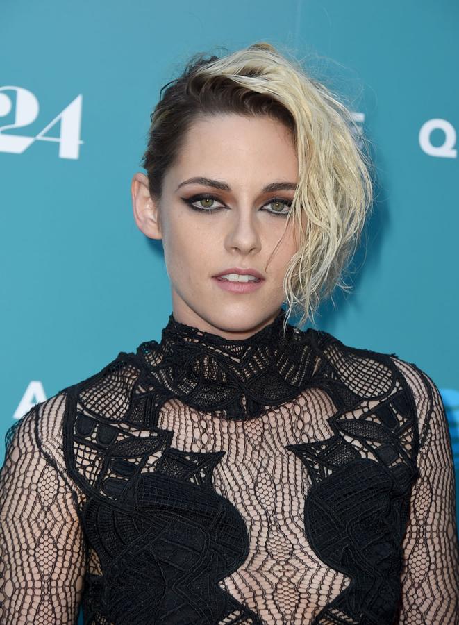 Una de las primeras famosas en atreverse a lucir las raíces oscuras en el pelo rubio platino fue Kristen Stewart. Siempre arriesgada, la actriz lució este atrevido look.
