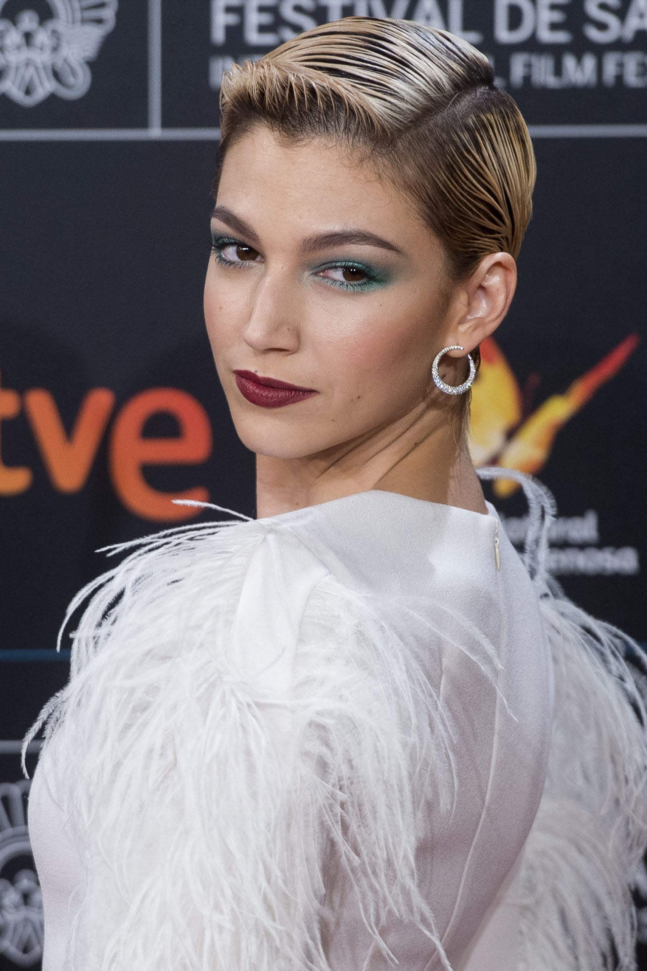 Otra famosa que también ha lucido las raíces oscuras en el pelo rubio es Úrsula Corberó con un pixie.