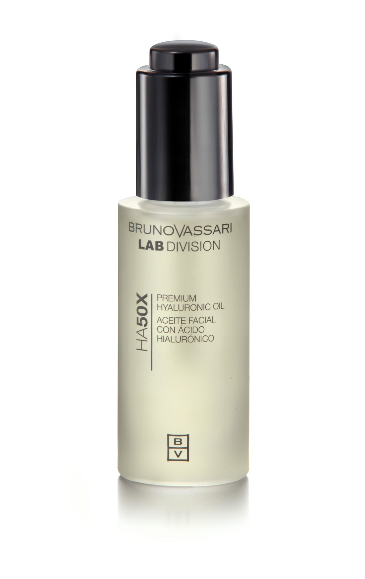 Un aceite formulado con ácido hialurónico, PrimalhyalTM Gold y aceite de jojoba, que proporciona un elevado poder hidratante y redensificante, además de mejorar la elasticidad e hidratación natural de la piel, otorgándole un aspecto firme y suave. Un magnífico tratamiento anti-edad para incorporar a tu rutina facial diaria (45,50€)