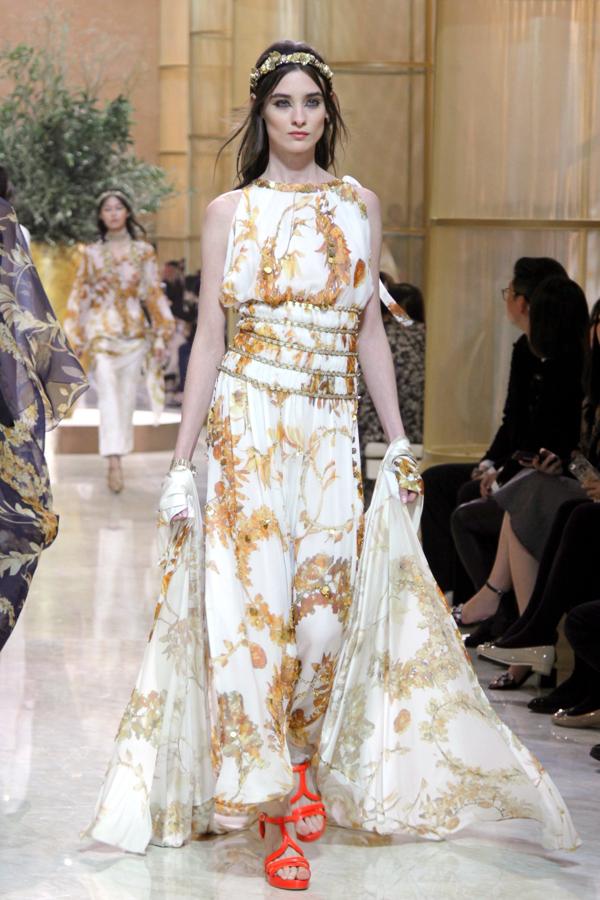 Inspiración helénica y ricos tejidos orientales en una colección tan ecléctica como maravillosa.