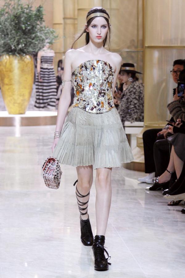 Plisados y bordados joya conviven en looks tan especiales como este.