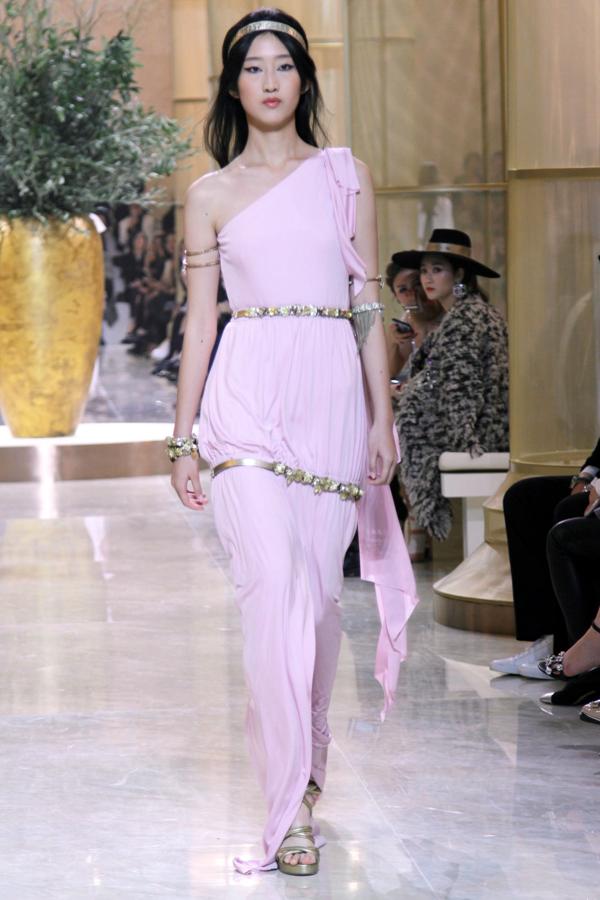 Chanel nos hace viajar en el tiempo desde la ciudad china de Chengdu a la Grecia clásica.