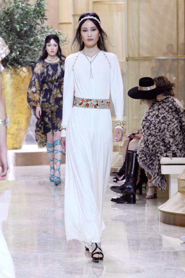 El minimalismo se adorna con espectaculares detalles joya en una propuesta que bien valdría para una novia.