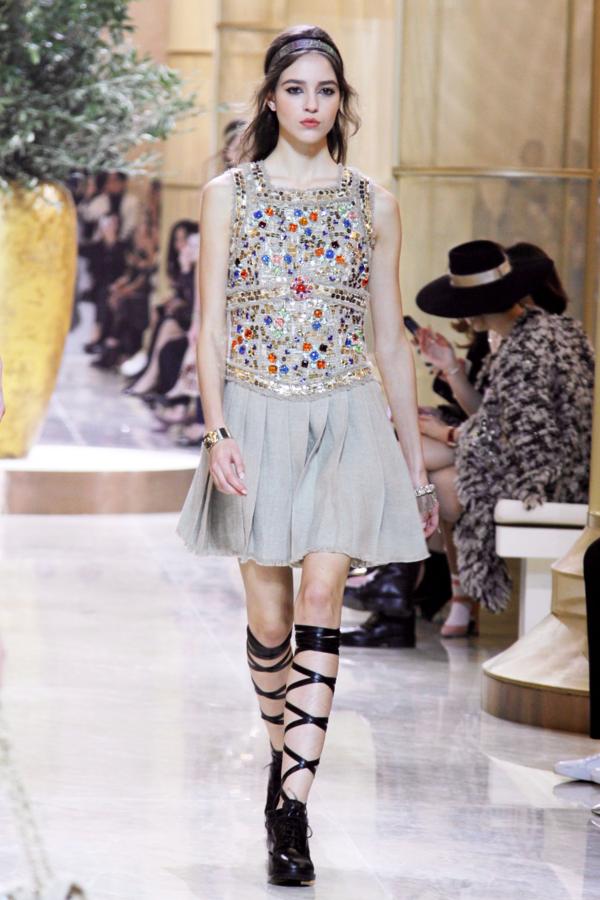 La 'maison' juega con las formas y los tejidos, y aporta aún más sofisticación con lujosos bordados joya.