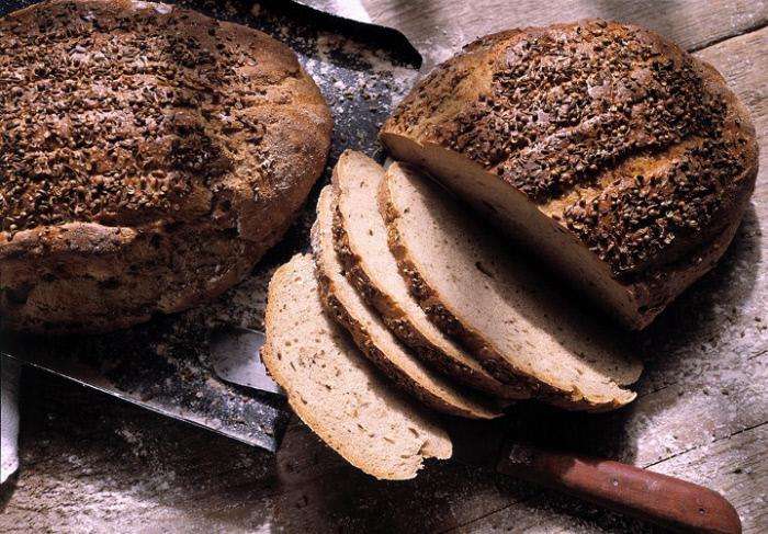 El pan integral posee vitaminas B1 y B6. Se combina con miel para que el triptófano viaje hasta el cerebro, donde se convierte en serotonina.