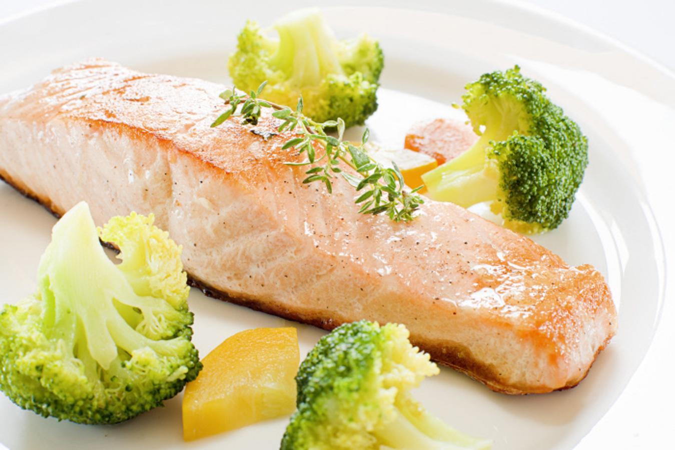 El salmón contiene ácido graso omega-3, que reduce la ansiedad o depresión pues ayuda a segregar serotonina. También lo contienen la trucha y el atún.