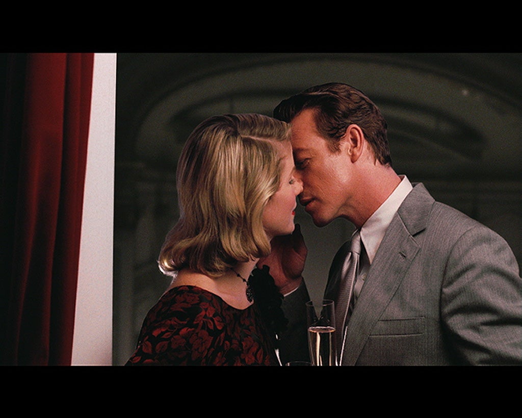 Los actores Simon Baker y Kelli O’Hara protagonizan una historia de suspense llamada 'La clave reserva'.