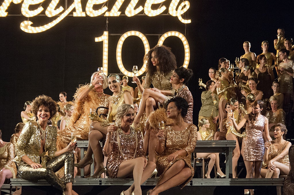 Más de 130 burbujas históricas felicitan las fiestas en un anuncio muy emotivo.