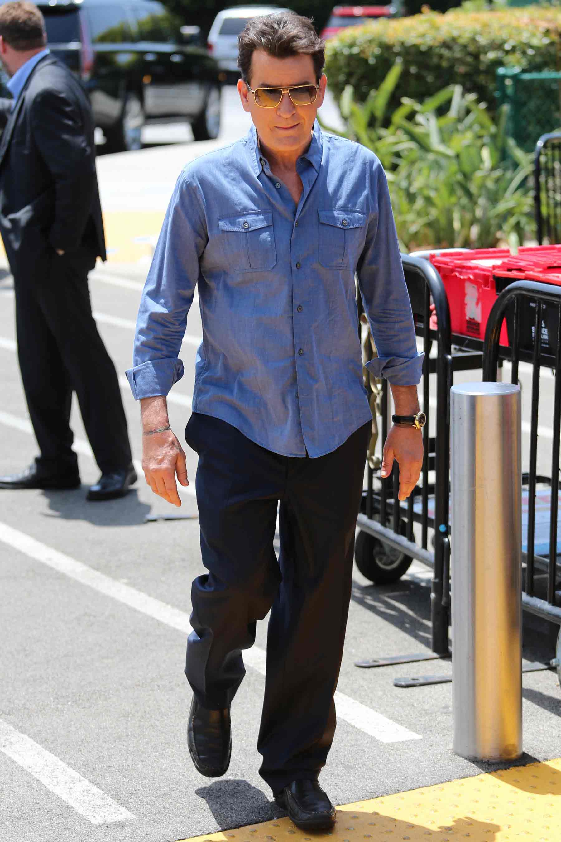 Su vida está llena de excesos que incluyen alcohol, drogas y, por supuesto, sexo.