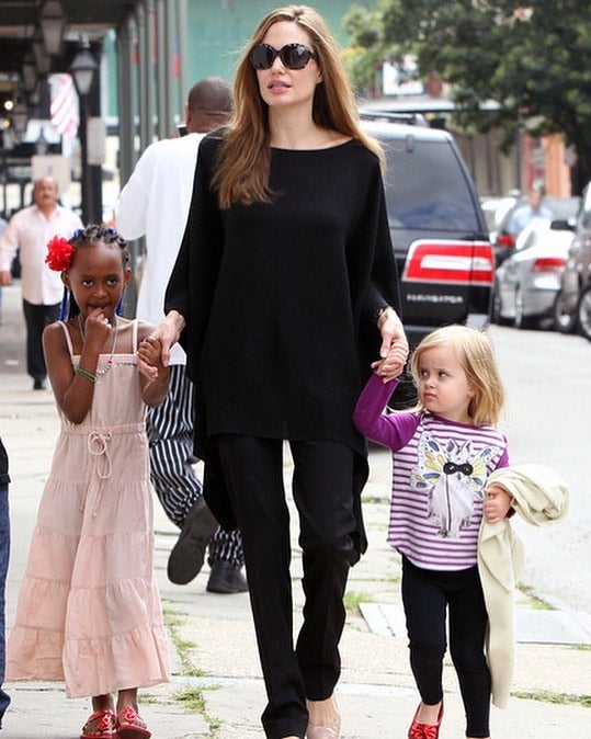 Mamá por excelencia. Siempre la pillamos caminando por la calle de la mano de sus hijos.