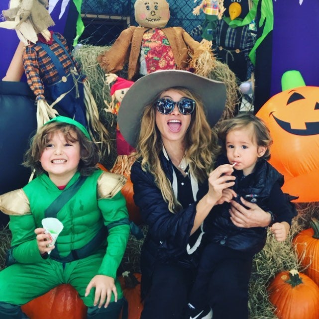 La cantante en una divertida foto de Halloween, junto a sus hijos Andrea Nicolás y Eros.