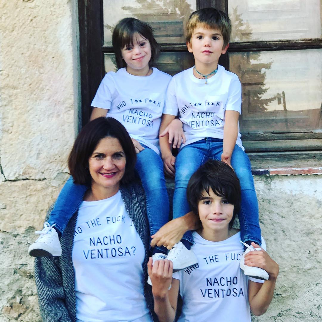 La empresaria en una tierna imagen con tres de sus cuatro hijos.