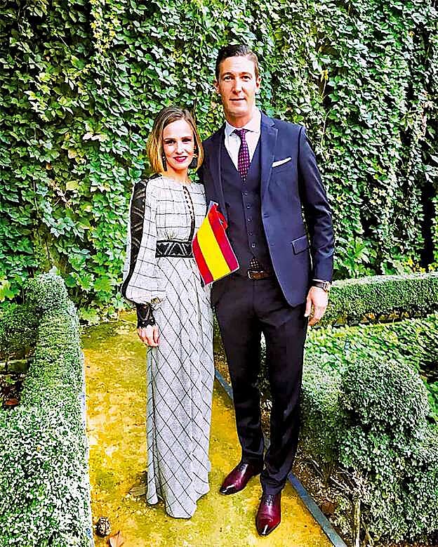 Yeyes Manzanares junto a su prometido Guillaume Cazelle, a quien conoció hace poco más de un año.