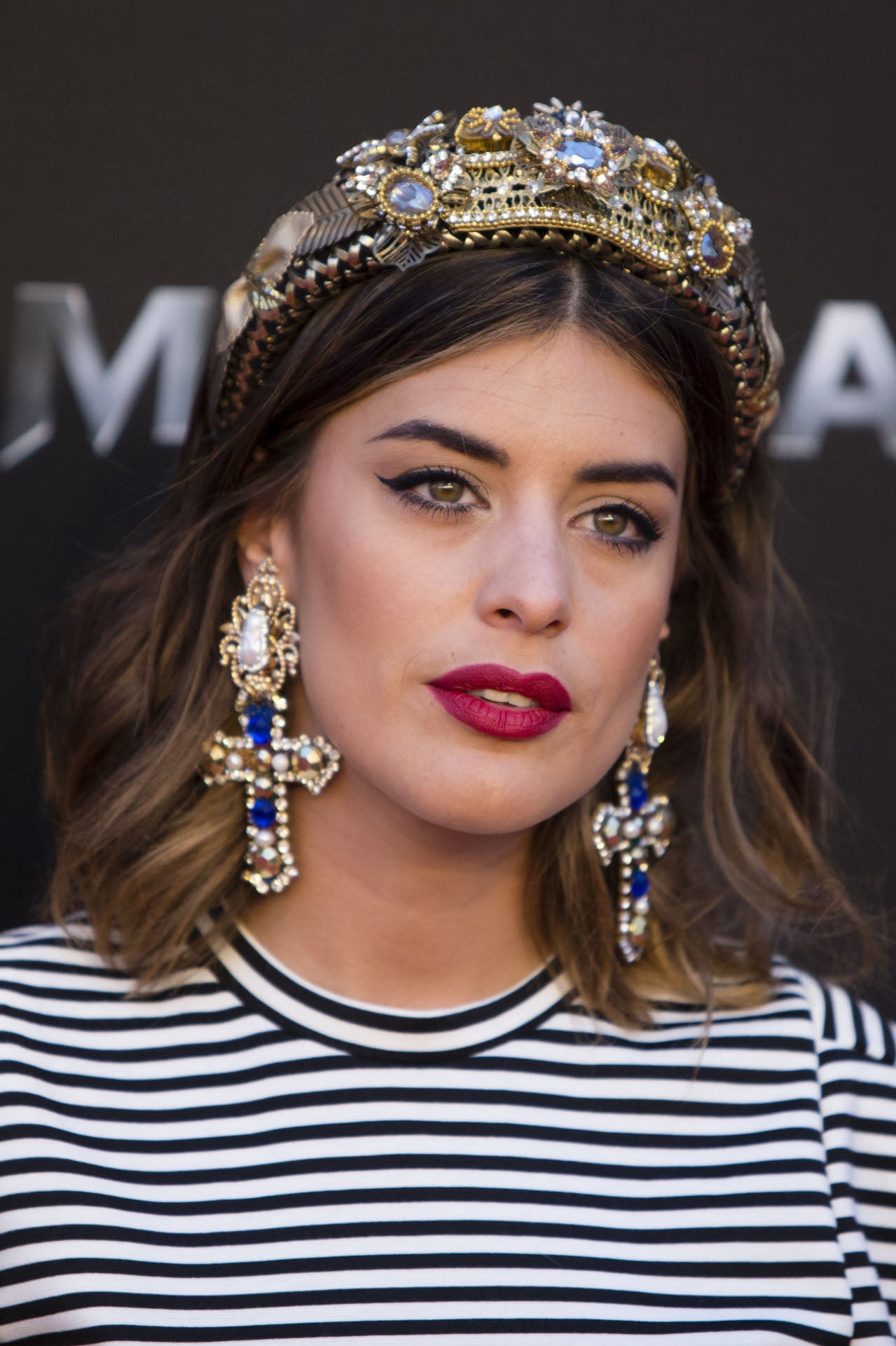 Aunque el look nos parece un poco exagerado, Dulcedia nos da otra idea para presumir de pendientes maxi. Deja tu melena suelta y apártala del rostro con una diadema o cinta. No hace falta que elijas una tan recargada, una sencillo cinta negra o una diadema discreta te srvirán.