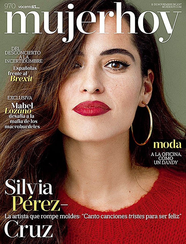 La cantante Silvia Pérez-Cruz lleva jersey de Wedú y pendientes de Aristocrazy. Estilismo: José Herrera.