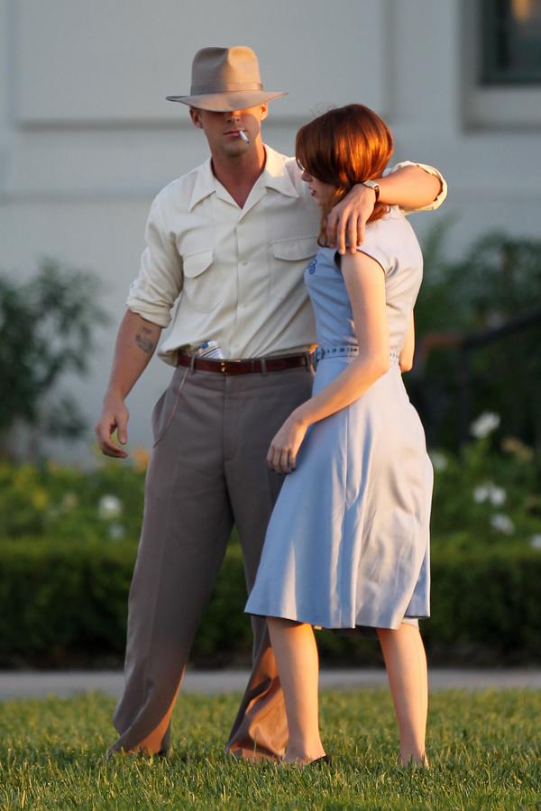 Hablando de películas de época, tanto Leo como Ryan se han puesto en la piel de dos 'gángsters'. Reynolds, en la imagen junto a Emma Stone, en el rodaje de 'Gangsters Squad'.