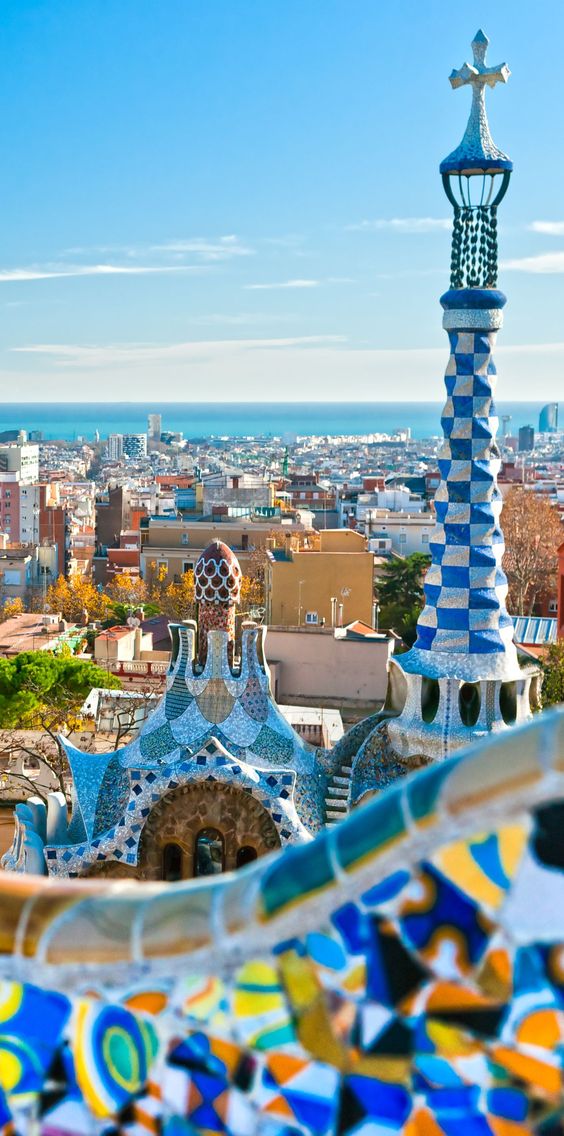Barcelona es la ciudad perfecta para perderte sin nadie más. Es una ciudad gastronómica con playa y barrios con mucho encanto donde siempre tendrás un plan divertido que hacer.