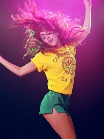 Gracias a la película 'La Llamada' hemos descubierto que además de interpretar y derrochar talento en cada escena, canta como los angelitos. Y no canta a cualquiera, no no... Macarena García se pone en la piel de María Casado, una adolescente que ve a Dios y, además, le canta.