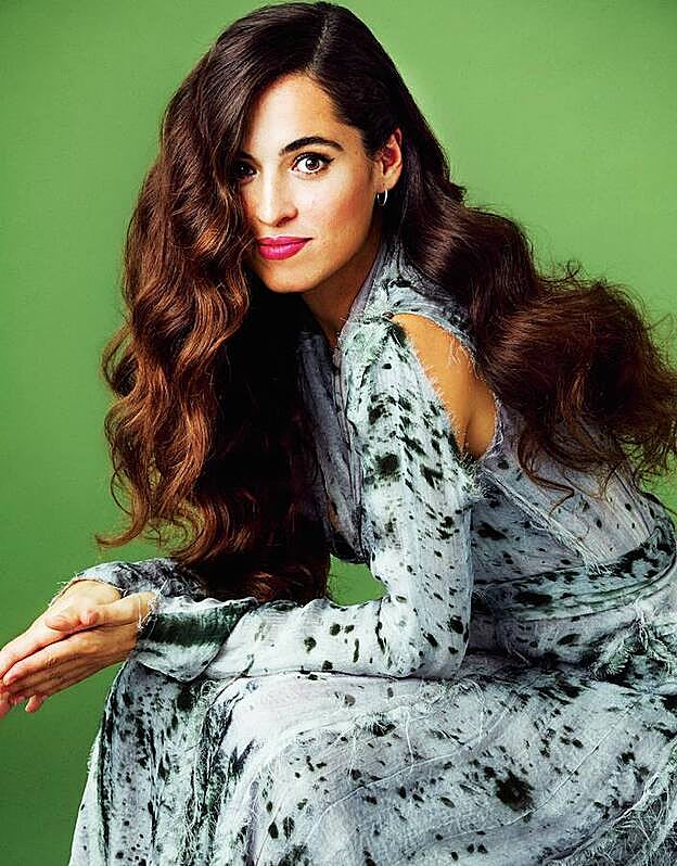 La artista, con un vestido jaspeado de Cortana.