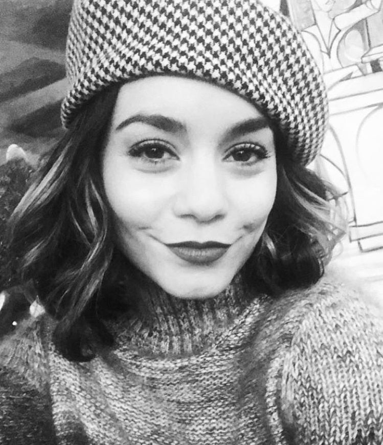 La cantante opta por una boina a rayas, aunque no sabemos de qué color.