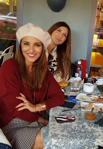 Paula Echevarría, con boina beiche que combina con su jersey rojo y su fanda estampada.